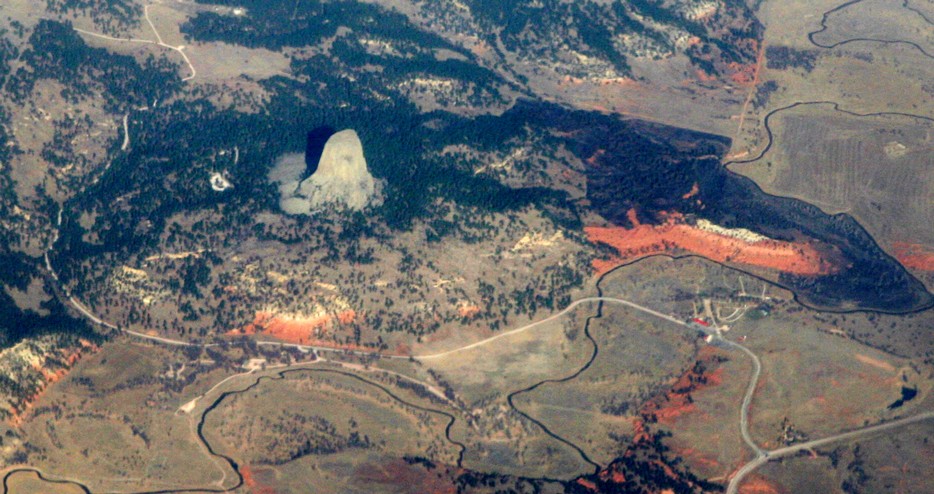 Devils_Tower_aerial.jpg By Doc Searls from Santa Barbara, USA (2010_11_06_sfo-bos_312  Uploaded by PDTillman) [CC BY 2.0 (http://creativecommons.org/licenses/by/2.0)], via Wikimedia Commons