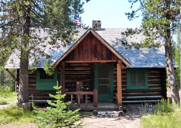 Elk_Lake_Guard_Station_-_Deschutes_NF_Oregon.jpg By Ian Poellet (Own work) [CC BY-SA 3.0 (http://creativecommons.org/licenses/by-sa/3.0)], via Wikimedia Commons