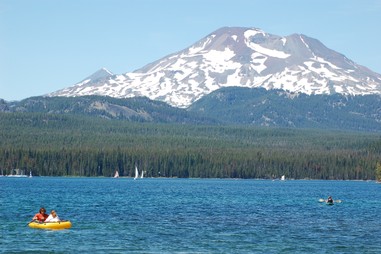 Elk_Lake_and_South_Sister%2C_Oregon.jpg by By Matt Kern (https://www.flickr.com/photos/mattkern/187862669/) [CC BY 2.0 (http://creativecommons.org/licenses/by/2.0)], via Wikimedia Commons