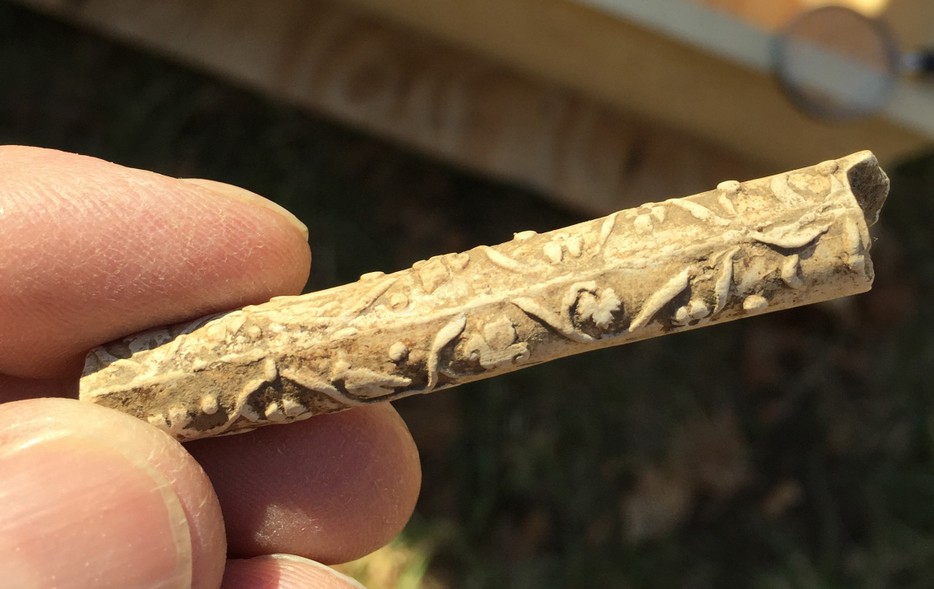 Eyreville Dutch Pipe Stem.jpg by Mike Madden, US Forest Service